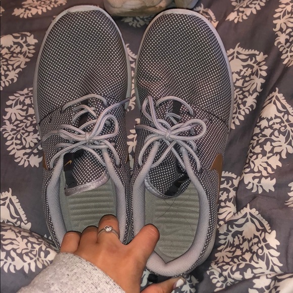 Gray and Gold Nike Roshe Gym Shoes - Picture 1 of 3
